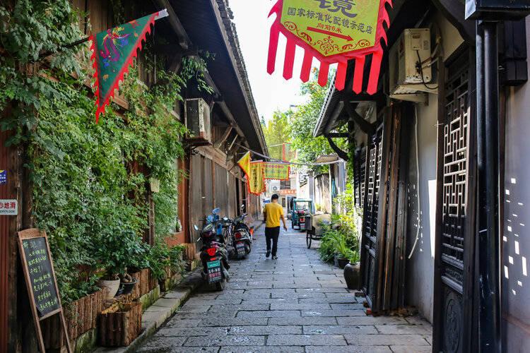 沈眉庄和温实初大宋再遇，短剧《我在大宋开酒吧》真会拍！